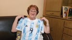 "Tita" posa orgullosa con la camiseta de su nieto. Foto: Francisco Arias/El Doce.