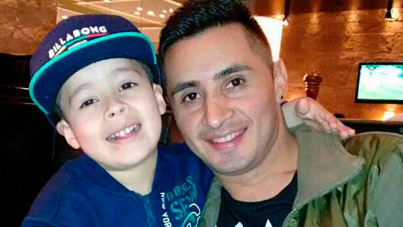 Tobías, de 5 años y su papá Gastón, quien relató el dramático episodio.