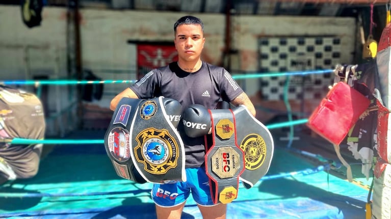 Tobías es campeón de kick boxing, deporte que le cambió la vida.