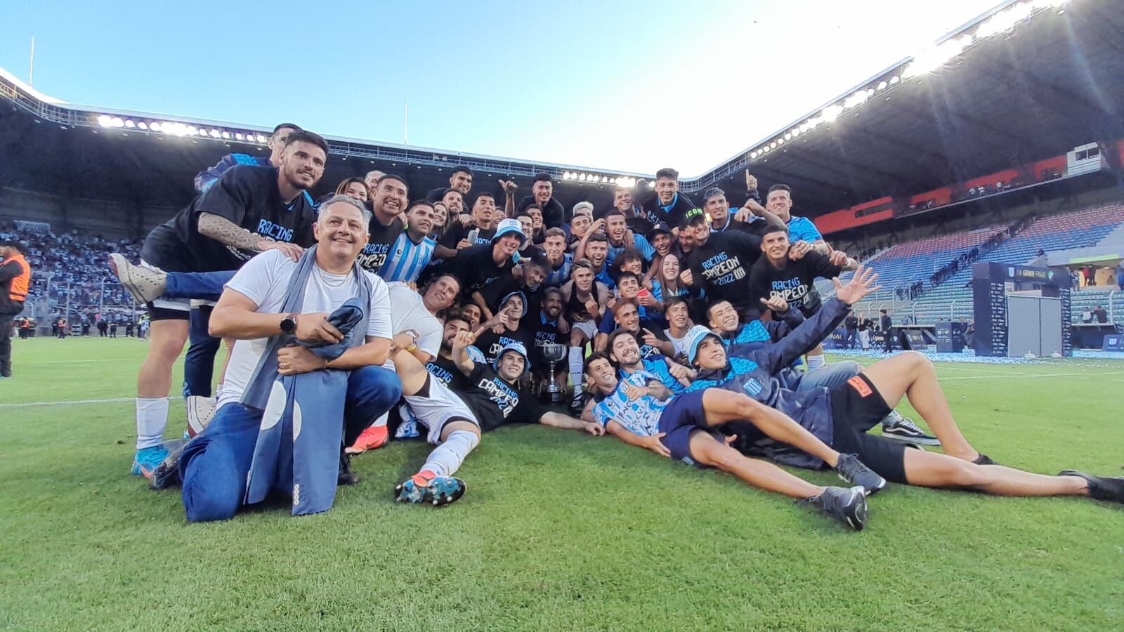 Toda la alegría del Racing campeón del Torneo Federal A. Foto: Pablo Olivarez/El Doce.