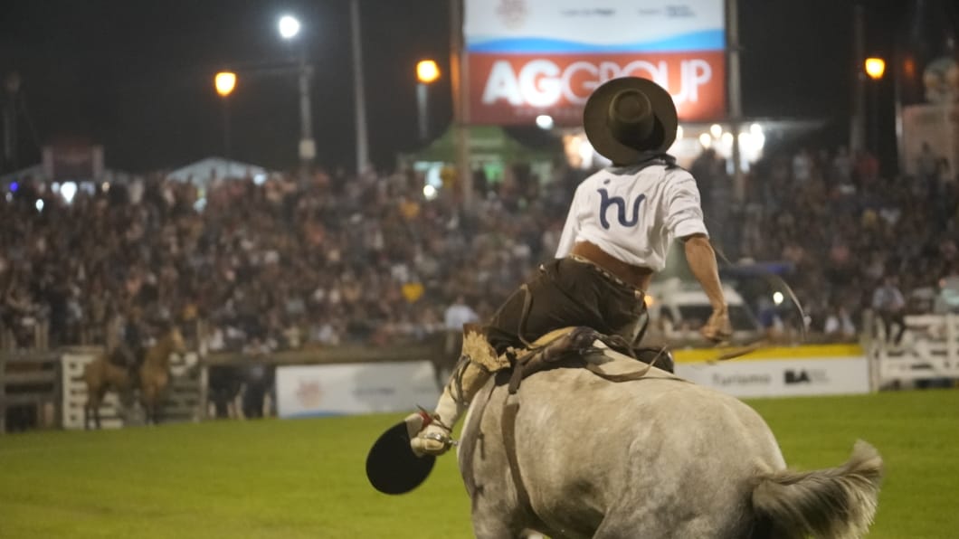 Toda la destreza en la tradicional jineteada. Foto: Lucio Casalla/El Doce.