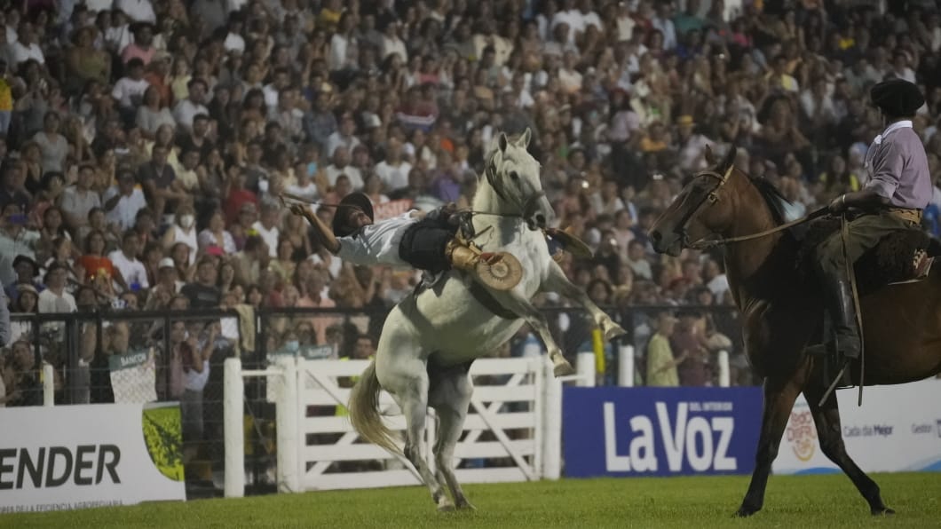 Toda la destreza en la tradicional jineteada. Foto: Lucio Casalla/El Doce.