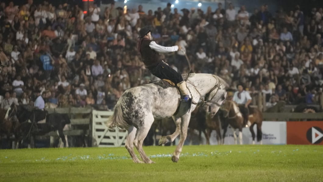 Toda la destreza en la tradicional jineteada. Foto: Lucio Casalla/El Doce.