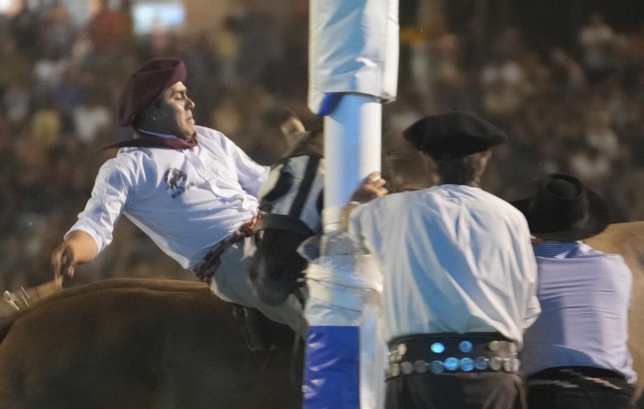 Toda la destreza en la tradicional jineteada. Foto: Lucio Casalla/El Doce.