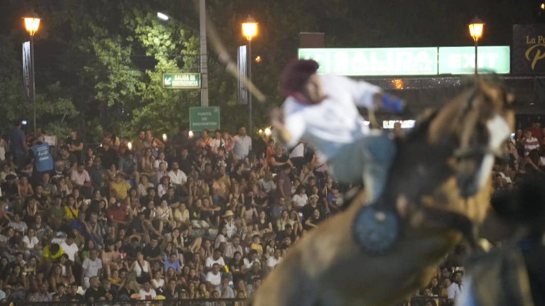 Toda la destreza en la tradicional jineteada. Foto: Lucio Casalla/El Doce.