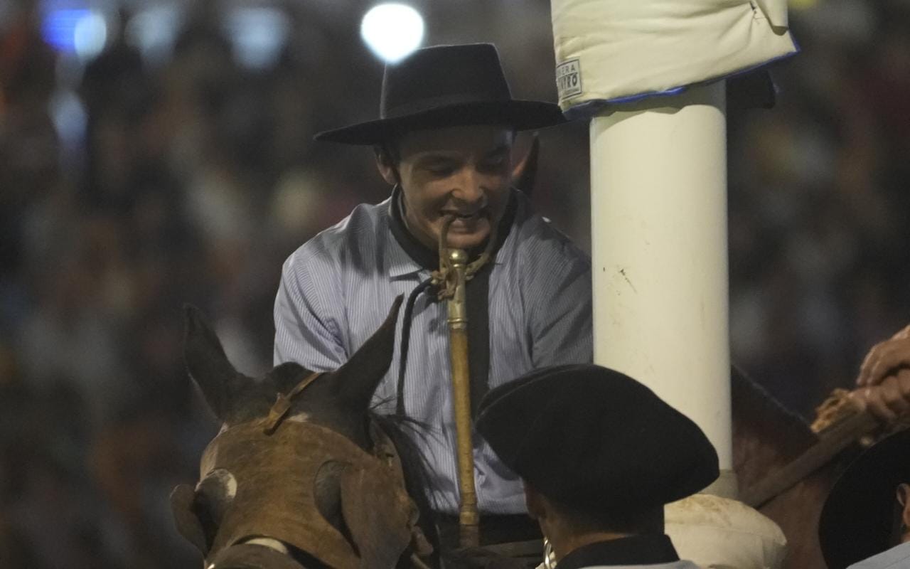 Toda la destreza en la tradicional jineteada. Foto: Lucio Casalla/El Doce.