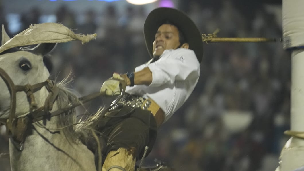 Toda la destreza en la tradicional jineteada. Foto: Lucio Casalla/El Doce.