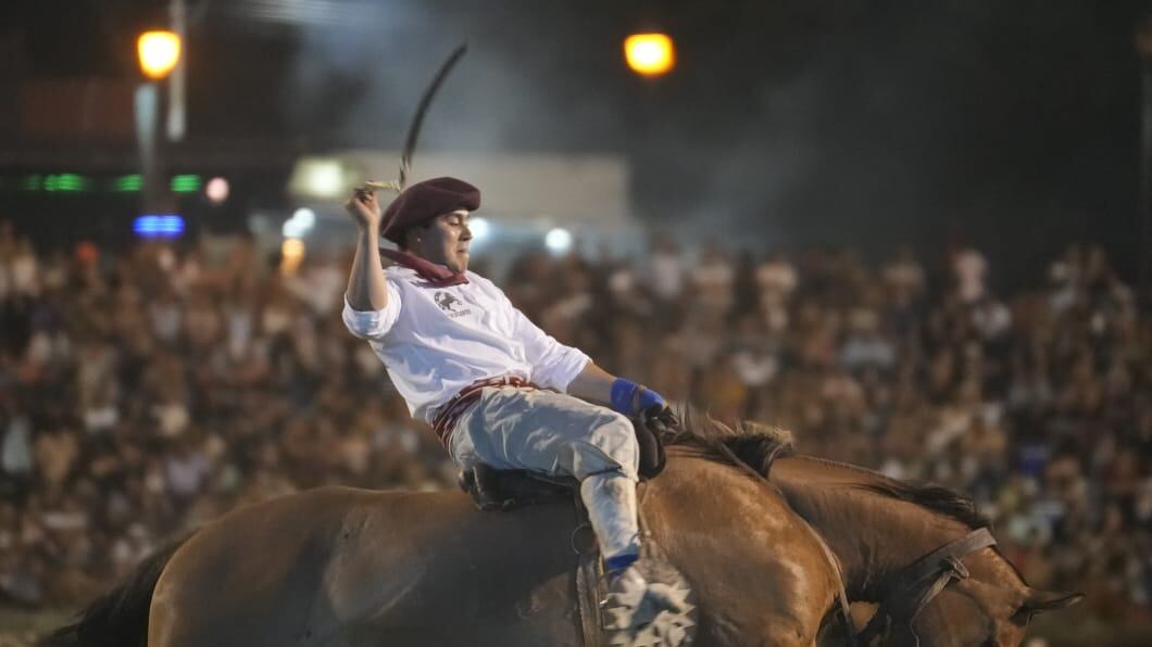 Toda la destreza en la tradicional jineteada. Foto: Lucio Casalla/El Doce.