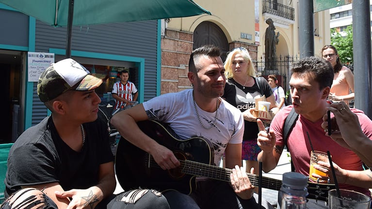 Toda la onda de la XXI en la peatonal cordobesa. 