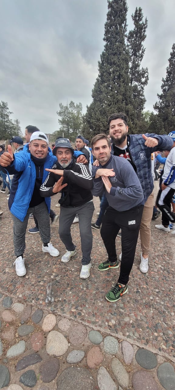 Toda la pasión de los hinchas de la "T" en la previa. Foto: Agustín Burgi/El Doce.