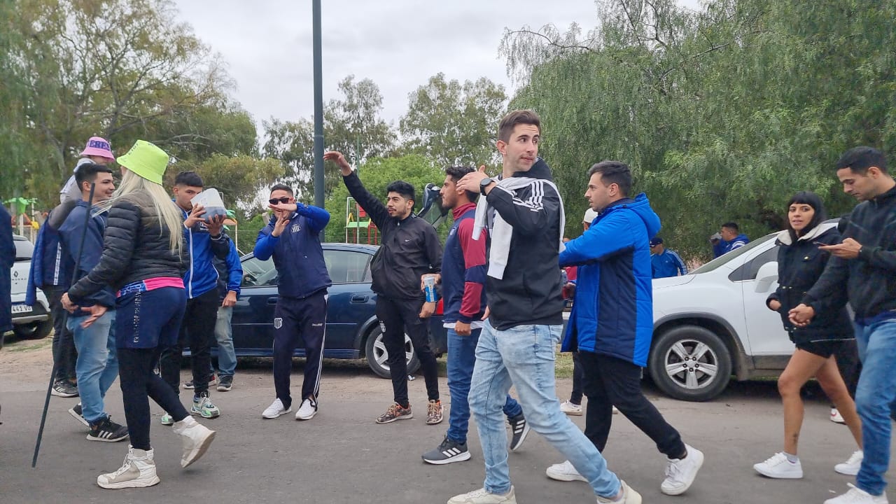 Toda la pasión de los hinchas de la "T" en la previa. Foto: Agustín Burgi/El Doce.