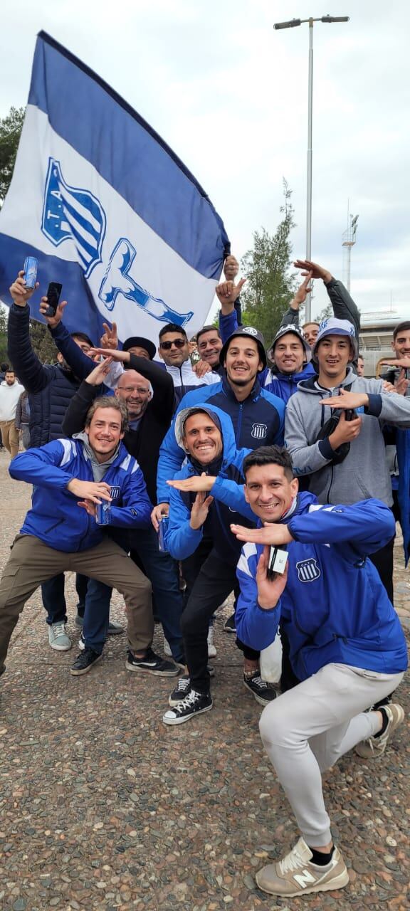 Toda la pasión de los hinchas de la "T" en la previa. Foto: Agustín Burgi/El Doce.