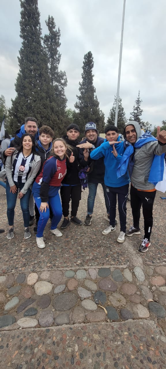 Toda la pasión de los hinchas de la "T" en la previa. Foto: Agustín Burgi/El Doce.