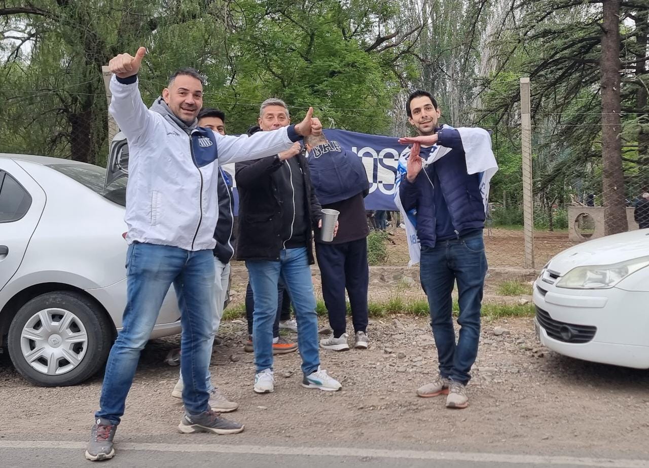 Toda la pasión de los hinchas de la "T" en la previa. Foto: Agustín Burgi/El Doce.