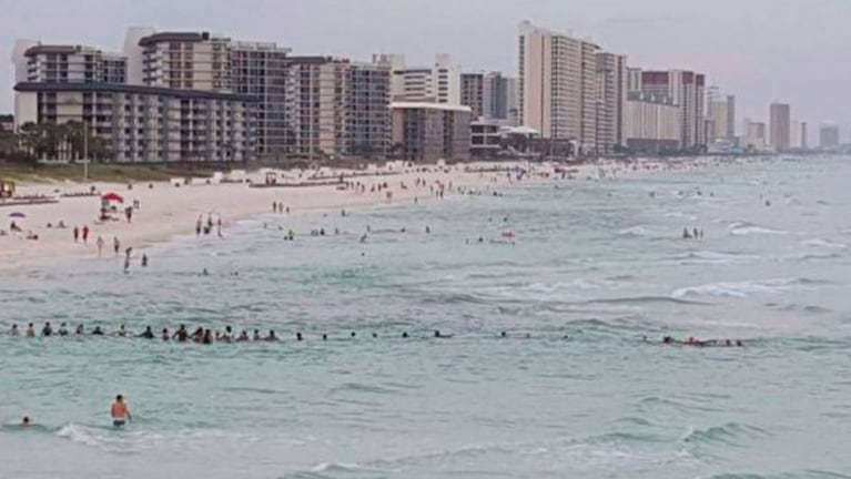 Toda una familia fue rescatada de las peligrosas aguas de Florida. 