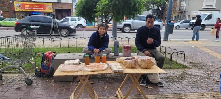 Todas las mañanas ayuda a su familia con ventas ambulantes antes de ir a la escuela