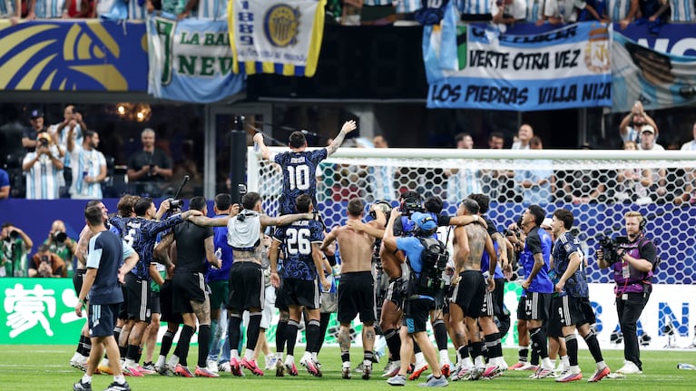 Todo Argentina festeja el pase a la final. REUTERS/Paul Childs