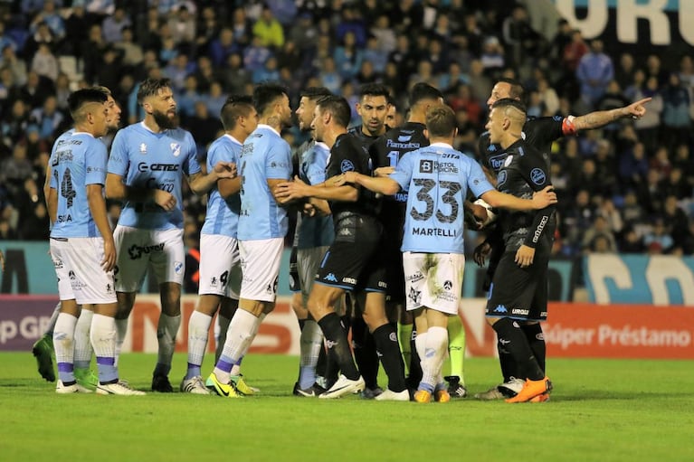 Todo Belgrano protestó el segundo gol de Temperley.