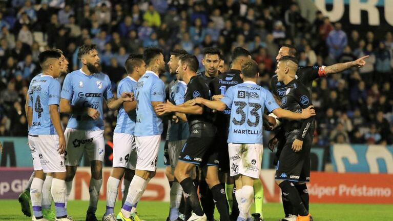 Todo Belgrano protestó el segundo gol de Temperley.