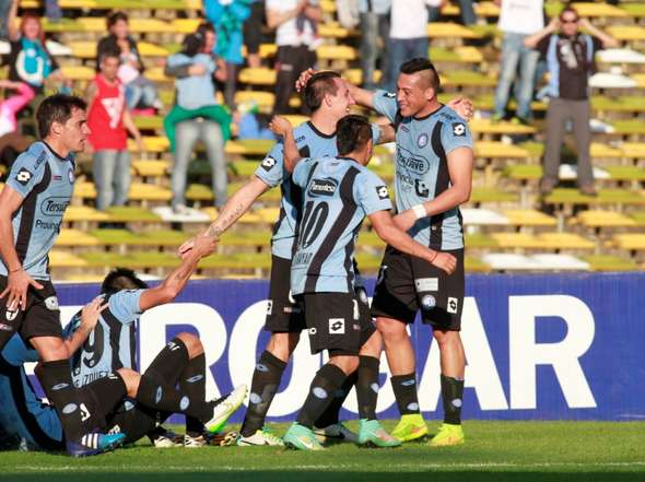 Todo Belgrano saluda al Chiqui Pérez después del gol de tiro libre. 