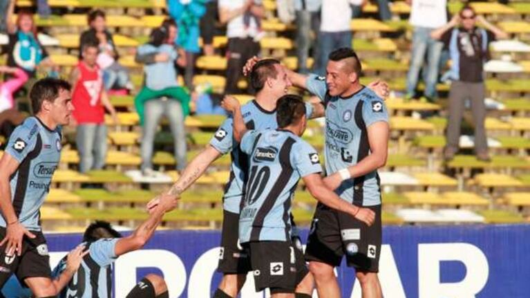 Todo Belgrano saluda al Chiqui Pérez después del gol de tiro libre.
