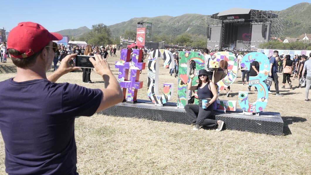 Todo el calor y color popular del segundo día del Cosquín Rock. Foto: Lucio Casalla/El Doce.