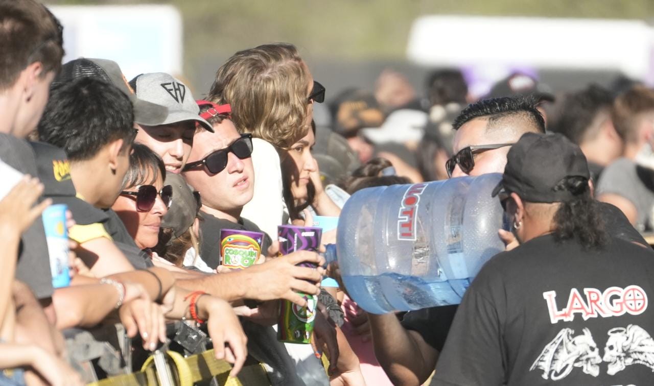 Todo el calor y color popular del segundo día del Cosquín Rock. Foto: Lucio Casalla/El Doce.