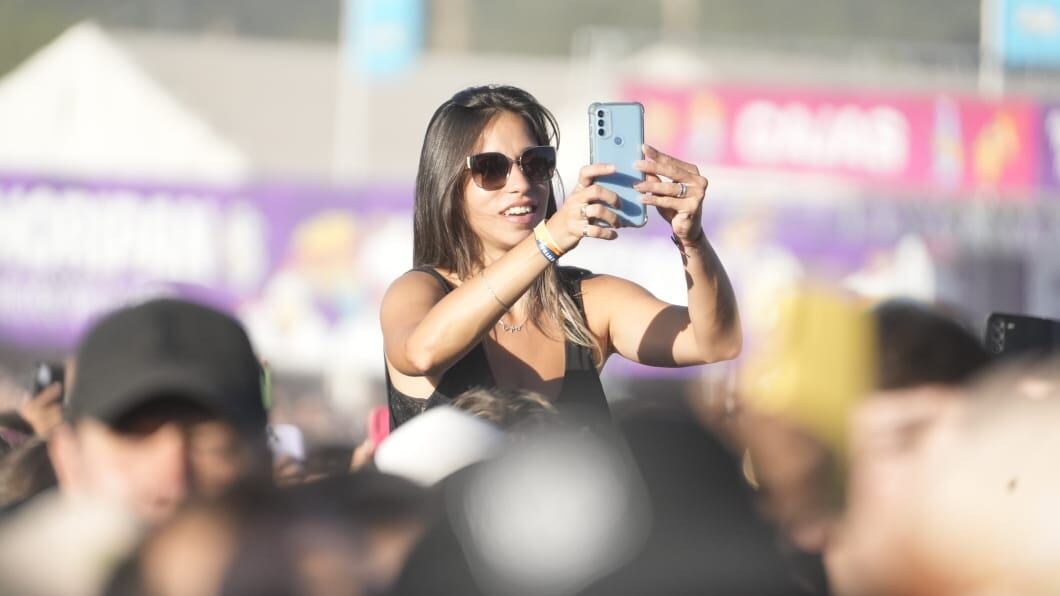 Todo el calor y color popular del segundo día del Cosquín Rock. Foto: Lucio Casalla/El Doce.