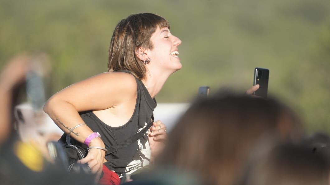 Todo el calor y color popular del segundo día del Cosquín Rock. Foto: Lucio Casalla/El Doce.