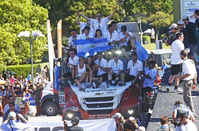 Todo el equipo arriba del camión del Coyote Villagra. 