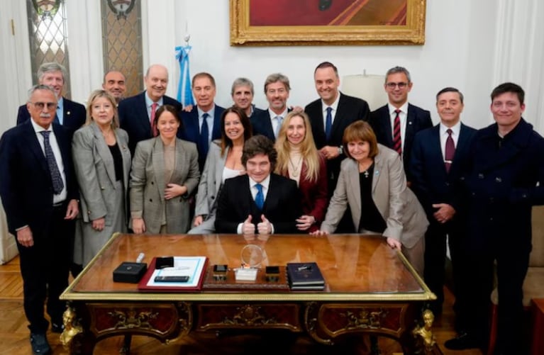 Todo el gabinete apoyando a Adorni.