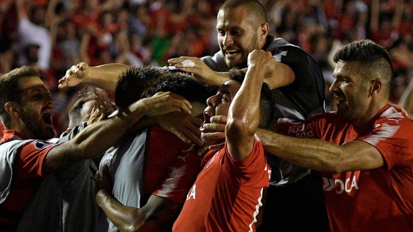 Todo Independiente festeja el gol de Meza.