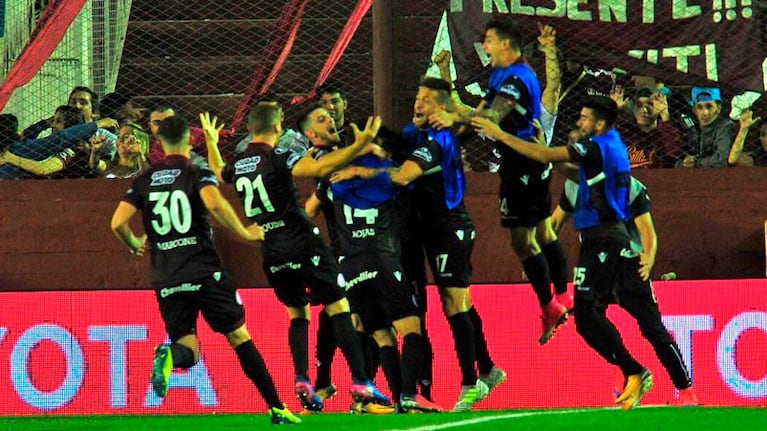 Todo Lanús gritó el cuarto gol con el alma.