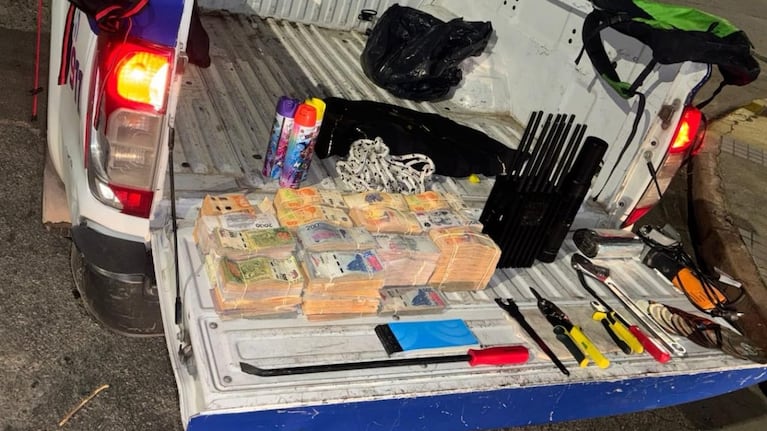 Todo lo que encontraron los policías dentro del Sandero.