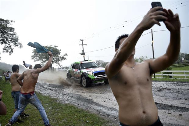 Todo por una selfie con los autos. Foto: AFP.