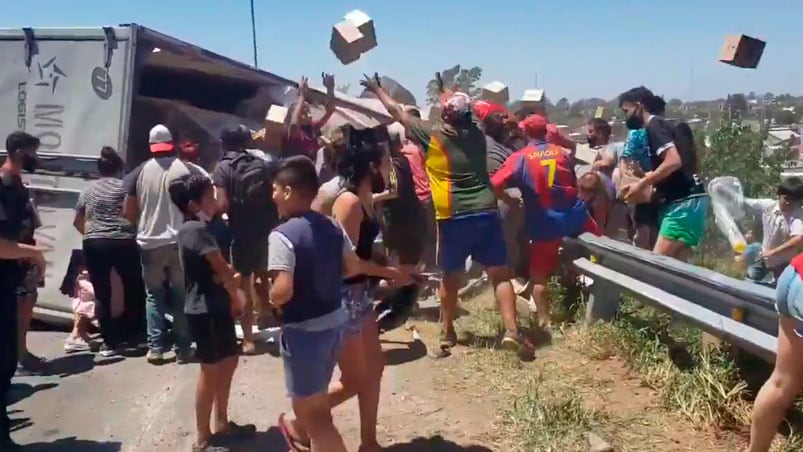 Todo quedó filmado: así saquearon el camión que tuvo un accidente.