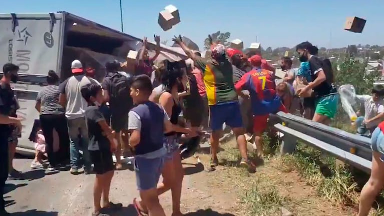 Todo quedó filmado: así saquearon el camión que tuvo un accidente.