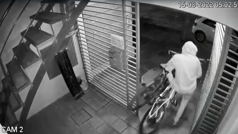 Todo quedó filmado por una cámara de seguridad.