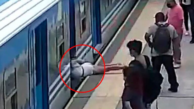 Todo quedó grabado por las cámaras de seguridad de la estación.