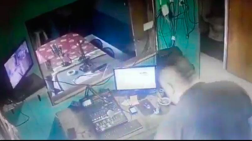 Todo quedó registrado por las cámaras de seguridad de la radio.