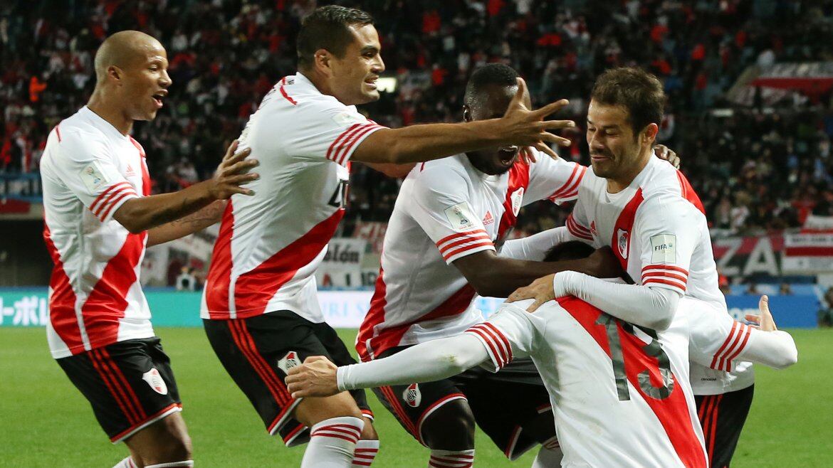 Todo River llega a festejar el gol de Alario. Foto. AP.