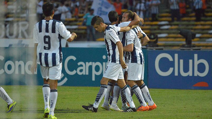 Todos abrazan a Bovaglio, autor del gol del triunfo. Foto: Lucio Casalla.