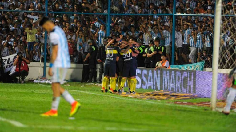 Todos abrazan a Pavón, que fue lo mejor de Boca en Tucumán.