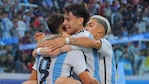 Todos abrazan a Véliz, el autor del primer gol. Foto: Prensa Selección Argentina.