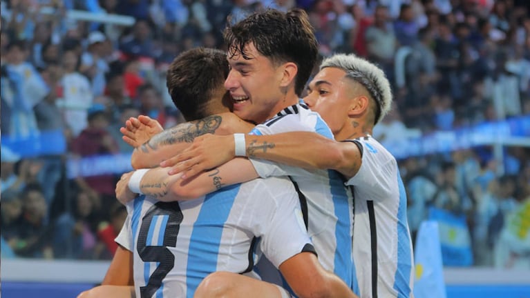 Todos abrazan a Véliz, el autor del primer gol. Foto: Prensa Selección Argentina.