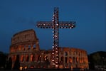 Todos los años el Vaticano realiza el Vía Crucis en el Coliseo romano. 