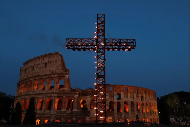 Todos los años el Vaticano realiza el Vía Crucis en el Coliseo romano. 