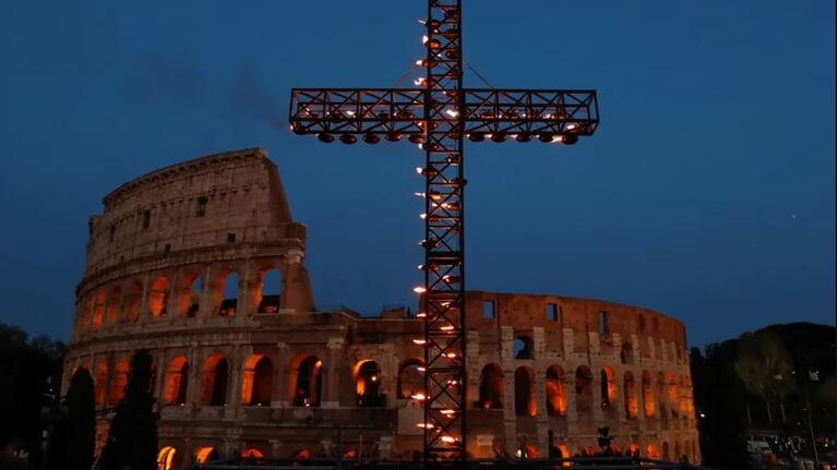 Todos los años el Vaticano realiza el Vía Crucis en el Coliseo romano.