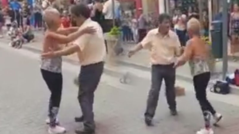 Todos los aplauden por su actitud al bailar.