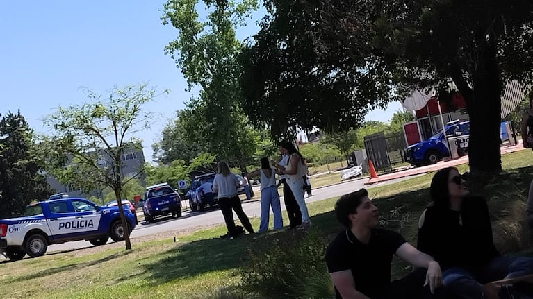 Todos los presentes fueron evacuados al campus.